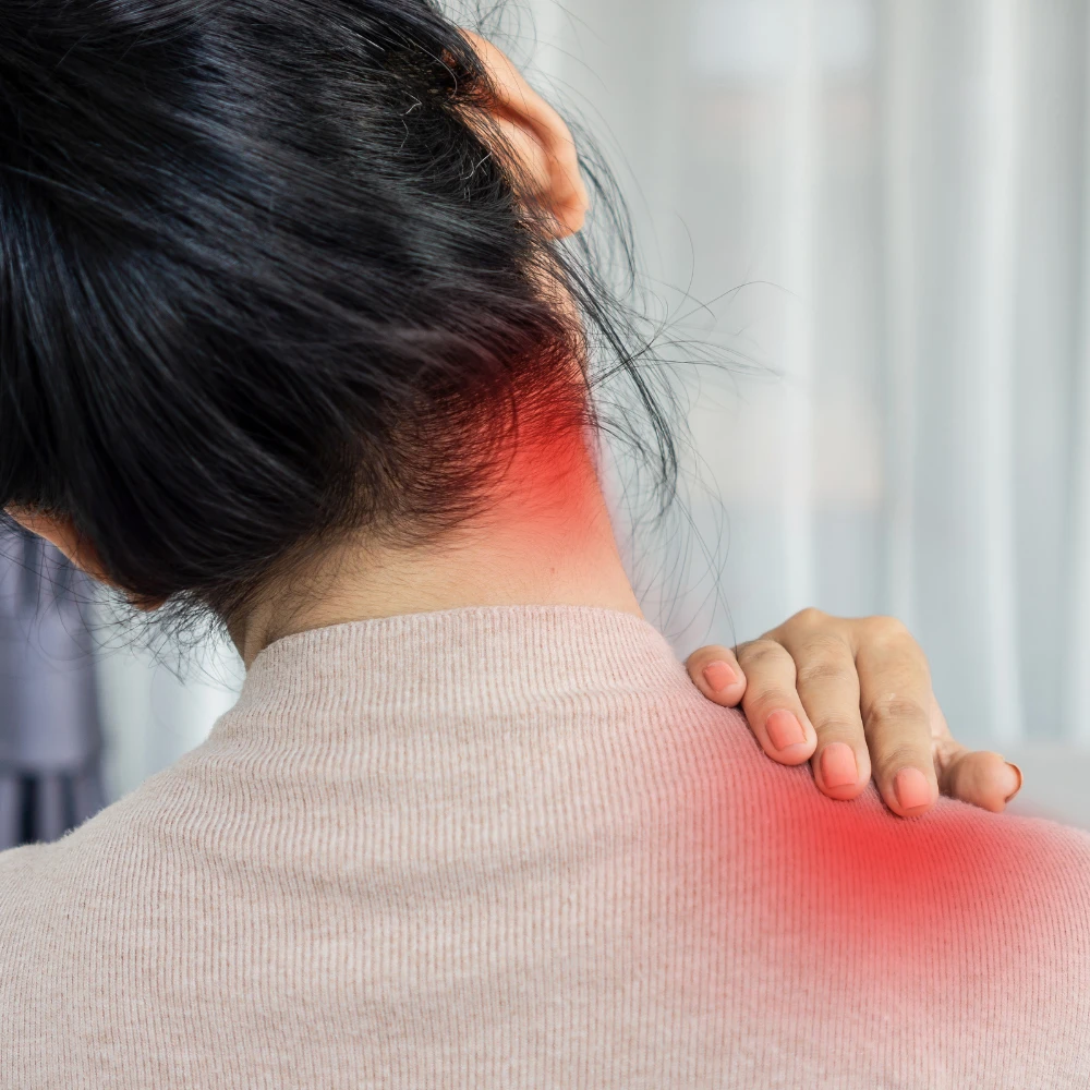 Patient qui souffre d'une douleur au cervical et ayant besoin d'une consultation d'ostéopathie